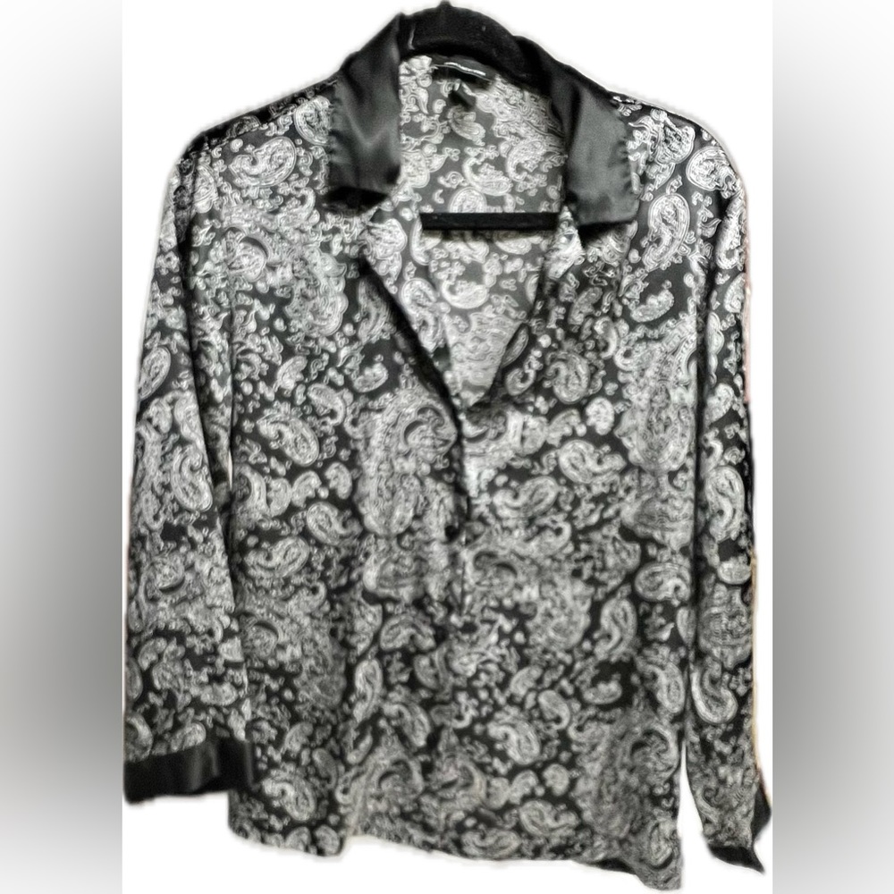Long sleeve satin Pyjamas set back and white paisley Size S Johns New York